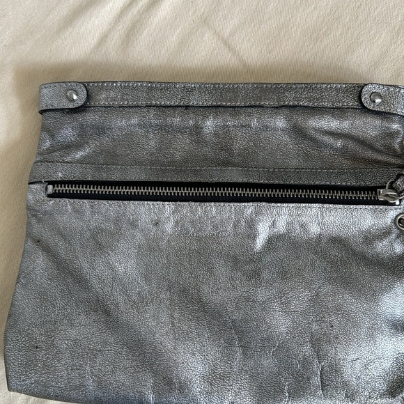 KENNETH COLE NEW YORK- GENUINE LEATHER WRISTLET/CLUTCH SILVER - Picture 6 of 13